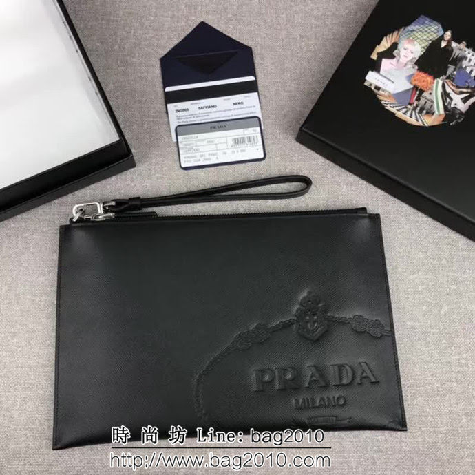 PRADA普拉達 專櫃最新款 摩登態度系列 十字紋牛皮 男士手包 2NG005 DD1825